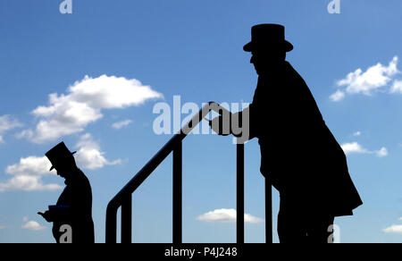 Racegoers arriver durant les quatre jours de Royal Ascot à Ascot Racecourse. Banque D'Images