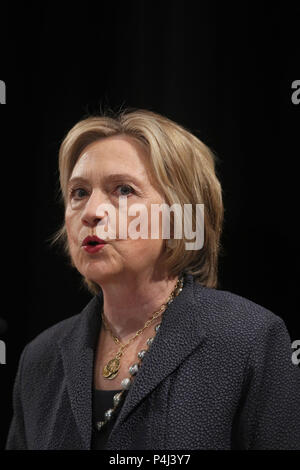 Hillary Clinton donne une conférence à l'Edmund Burke Lecture Theatre, Trinity College de Dublin avant de recevoir un diplôme honorifique de l'université. Banque D'Images