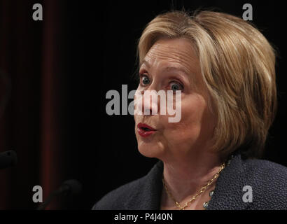 Hillary Clinton donne une conférence à l'Edmund Burke Lecture Theatre, Trinity College de Dublin avant de recevoir un diplôme honorifique de l'université. Banque D'Images