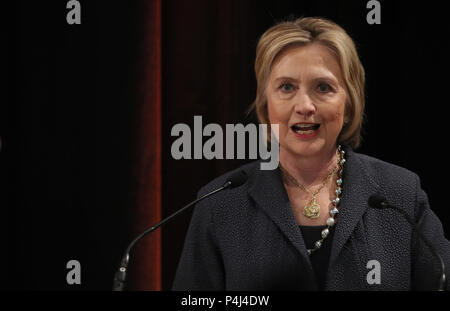 Hillary Clinton donne une conférence à l'Edmund Burke Lecture Theatre, Trinity College de Dublin avant de recevoir un diplôme honorifique de l'université. Banque D'Images