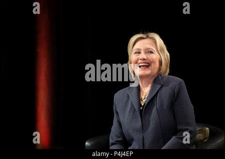 Hillary Clinton donne une conférence à l'Edmund Burke Lecture Theatre, Trinity College de Dublin avant de recevoir un diplôme honorifique de l'université. Banque D'Images
