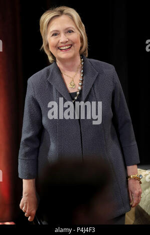 Hillary Clinton donne une conférence à l'Edmund Burke Lecture Theatre, Trinity College de Dublin avant de recevoir un diplôme honorifique de l'université. Banque D'Images