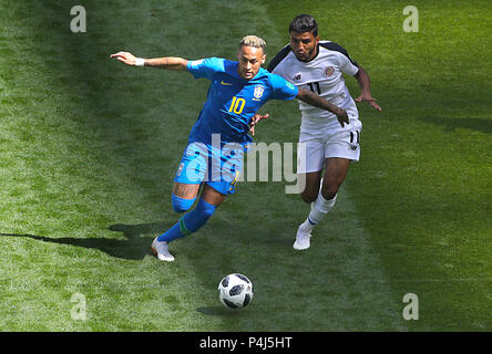 Neymar du Brésil (à gauche) et le Costa Rica's Johan Venegas bataille pour la balle durant la Coupe du Monde de football Groupe E match à Saint Pétersbourg, Russie. Stade Banque D'Images