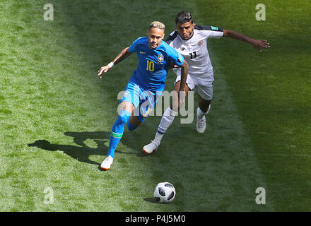 Neymar du Brésil (à gauche) et le Costa Rica's Johan Venegas bataille pour la balle durant la Coupe du Monde de football Groupe E match à Saint Pétersbourg, Russie. Stade Banque D'Images