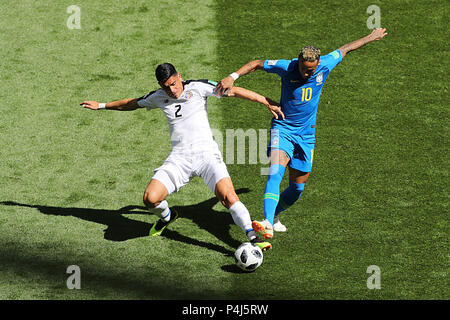 Costa Rica's Johnny Acosta (à gauche) et du Brésil Neymar bataille pour la balle durant la Coupe du Monde de football Groupe E match à Saint Pétersbourg, Russie. Stade Banque D'Images