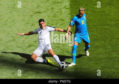 Costa Rica's Johnny Acosta (à gauche) et du Brésil Neymar bataille pour la balle durant la Coupe du Monde de football Groupe E match à Saint Pétersbourg, Russie. Stade Banque D'Images