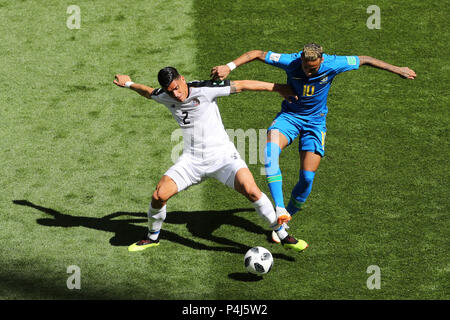 Costa Rica's Johnny Acosta (à gauche) et du Brésil Neymar bataille pour la balle durant la Coupe du Monde de football Groupe E match à Saint Pétersbourg, Russie. Stade Banque D'Images