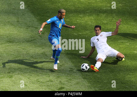 Neymar du Brésil (à gauche) et le Costa Rica's Celso Borges bataille pour la balle durant la Coupe du Monde de football Groupe E match à Saint Pétersbourg, Russie. Stade Banque D'Images