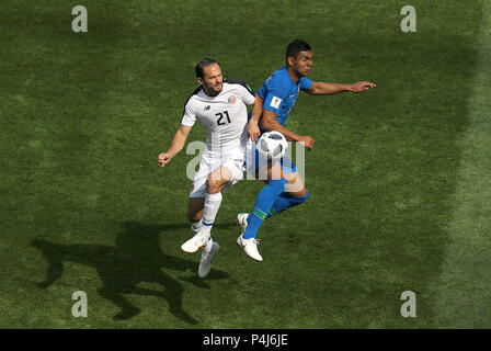 Marcos Urena du Costa Rica (à gauche) et Casemiro du Brésil se battent pour le ballon lors du match de la coupe du monde de la FIFA du groupe E au stade de Saint-Pétersbourg, en Russie. APPUYEZ SUR ASSOCIATION photo. Date de la photo: Vendredi 22 juin 2018. Voir l'histoire de PA WORLDCUP Brésil. Le crédit photo devrait se lire: Owen Humphreys/PA Wire. Banque D'Images