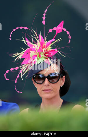 Une femelle racegoer dans l'enceinte royale durant quatre jours de Royal Ascot à Ascot Racecourse. Banque D'Images