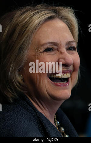 Hillary Clinton donne une conférence à l'Edmund Burke Lecture Theatre, Trinity College Dublin, avant de recevoir un diplôme honorifique de l'université. Photo date : vendredi 22 juin 2018. Voir l'histoire de Clinton IRLANDAIS PA. Crédit photo doit se lire : Brian Lawless/PA Wire Banque D'Images