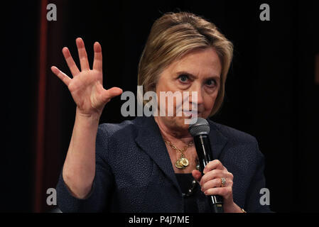Hillary Clinton donne une conférence à l'Edmund Burke Lecture Theatre, Trinity College Dublin, avant de recevoir un diplôme honorifique de l'université. Photo date : vendredi 22 juin 2018. Voir l'histoire de Clinton IRLANDAIS PA. Crédit photo doit se lire : Brian Lawless/PA Wire Banque D'Images