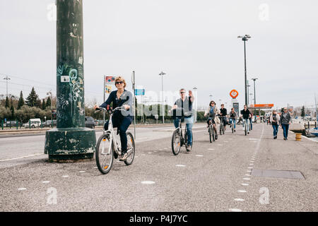 Lisbonne, juin 18, 2018 : un groupe de personnes séropositives ou touristes de la bicyclette le long d'une rue de la ville dans la région de Belem Banque D'Images