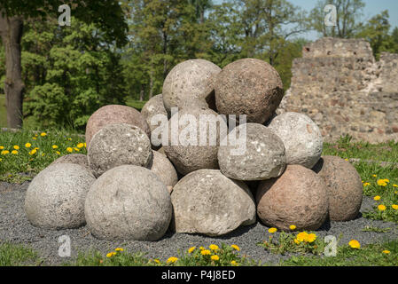 Balles de rack pour un canon dans un champ d'herbe. Banque D'Images