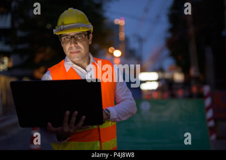 Bel homme persan travailleur de la construction à la construction s'asseoir Banque D'Images