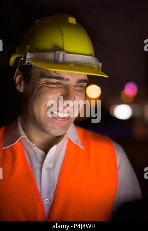 Bel homme persan travailleur de la construction à la construction s'asseoir Banque D'Images