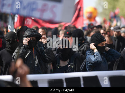 19 avril, 2018 - Paris, France : les anarchistes anti-capitaliste couvrir leurs visages qu'ils se préparent à protester. Des milliers de personnes y compris les étudiants, les cheminots, les travailleurs de l'hôpital et démontré à Paris contre le président Emmanuel Macron en 1945. Des manifestants anarchistes, connus comme le black bloc, mettent leurs masques avant le debut d'une manifestation contre la casse des services publics. Banque D'Images