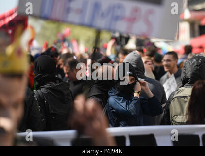 19 avril, 2018 - Paris, France : les anarchistes anti-capitaliste couvrir leurs visages qu'ils se préparent à protester. Des milliers de personnes y compris les étudiants, les cheminots, les travailleurs de l'hôpital et démontré à Paris contre le président Emmanuel Macron en 1945. Des manifestants anarchistes, connus comme le black bloc, mettent leurs masques avant le debut d'une manifestation contre la casse des services publics. Banque D'Images
