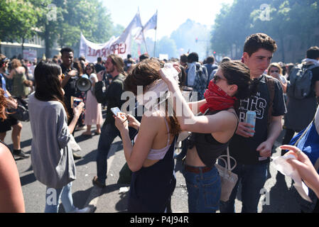 19 avril, 2018 - Paris, France : manifestants étudiants couvrir leur bouche après que la police a tiré des gaz lacrymogènes lors des affrontements sporadiques avec des militants anarchistes. Des milliers de personnes y compris les étudiants, les cheminots, les travailleurs de l'hôpital et démontré à Paris contre le président Emmanuel Macron en 1945. Des Žtudiantes se couvrent la bouche contre les gaz lacrymo lors de la manifestation contre la casse des services publics. Banque D'Images