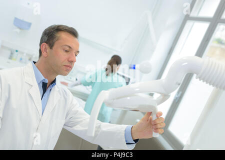 Orthodontiste mâle réglage des commandes sur un imageur panoramique Banque D'Images