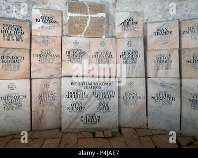 La PREMIÈRE GUERRE MONDIALE, pierres tombales dans l'église, Cisnadioara Sibiu, Roumanie Banque D'Images
