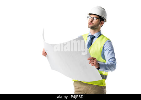 Confiant dans les verres architecte portant gilet et casque plan isolated on white Banque D'Images