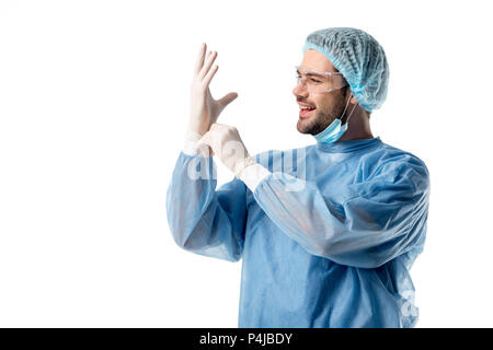 Chirurgien en uniforme bleu et porter des lunettes de protection gants médicaux isolated on white Banque D'Images