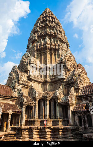 La tour principale du temple d'Angkor Wat à Siem Reap au Cambodge. Angkor Wat est le plus grand monument religieux du monde. Banque D'Images