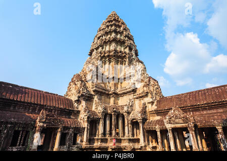 La tour principale du temple d'Angkor Wat à Siem Reap au Cambodge. Angkor Wat est le plus grand monument religieux du monde. Banque D'Images