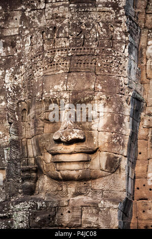 Visages de pierre au temple Bayon. Bayon est un célèbre temple Khmer à Angkor au Cambodge. Banque D'Images