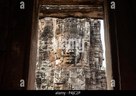 Visages de pierre au temple Bayon. Bayon est un célèbre temple Khmer à Angkor au Cambodge. Banque D'Images