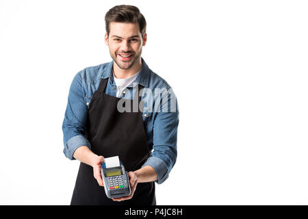 Portrait of smiling waiter en tablier avec lecteur de carte-clé isolated on white Banque D'Images