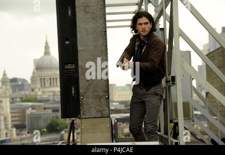 Film Original Title : Manga : LE PLUS GRAND BIEN. Titre en anglais : SPOOKS : LE PLUS GRAND BIEN. BHARAT NALLURI Réalisateur :. Année : 2015. Stars : KIT HARINGTON. SHINE : Crédit photos/KUDOS FILM AND TELEVISION/PINÈDE PHOTOS / Album Banque D'Images