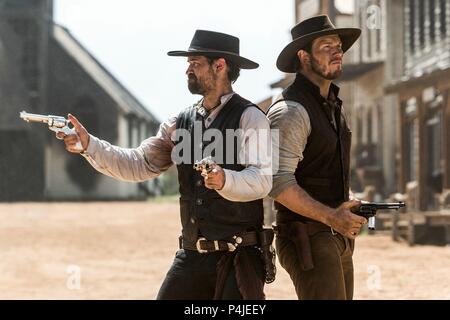 Titre original : The Magnificent Seven. Titre en anglais : The Magnificent Seven. Réalisateur : Antoine Fuqua. Année : 2016. Stars : MANUEL GARCIA ; CHRIS PRATT. Credit : MGM/Columbia Pictures/CAPITAL LSTAR/VILLAGE ROADSHOW PHOTO / Album Banque D'Images