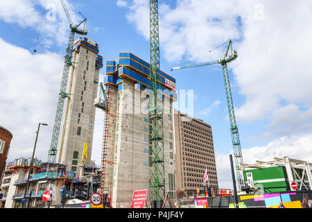 Conducteurs du nouveau Square Victoria high rise détail utilisation mixte vaste projet de développement dans le centre-ville de Woking, Surrey, une ville dans le sud-est de l'Angleterre, Royaume-Uni Banque D'Images