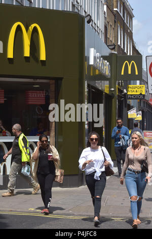 Une sortie de restauration rapide hamburger américain McDonalds franchise dans Kentish Town, au nord de Londres. Banque D'Images