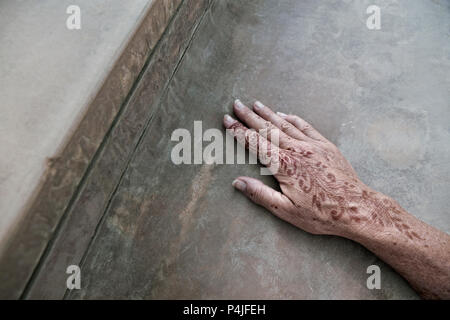 Tatouage au henné sur les mains des femmes. Décoration traditionnelle indienne est Mehndi art. Close-up, vue du dessus Banque D'Images