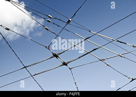 Les fils d'électricité à haute tension contre le ciel bleu Banque D'Images