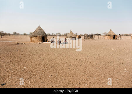 Himba village avec des cases traditionnelles près de Parc National d'Etosha en Namibie, Afrique Banque D'Images