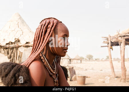 Femme de la tribu Himba avec ornements sur le cou, près de Kamanjab, dans le nord de la Namibie Banque D'Images