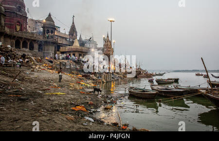 Cérémonie de la crémation hindou à Manikarnika Ghat sur les rives du Gange sacré à Varanasi dans l'Uttar Pradesh en Inde Banque D'Images