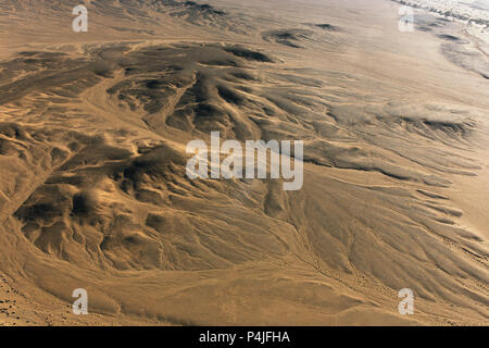 Voyage en montgolfière au-dessus de l'Afrique desert Banque D'Images