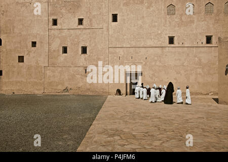 Fort de Jabrin dans Ad Dakhiliyah, Oman. Il est connu sous le nom de Fort de Jabreen et fut construit en 1671. Il est situé à environ 50 km au sud-ouest de Nizwa Banque D'Images