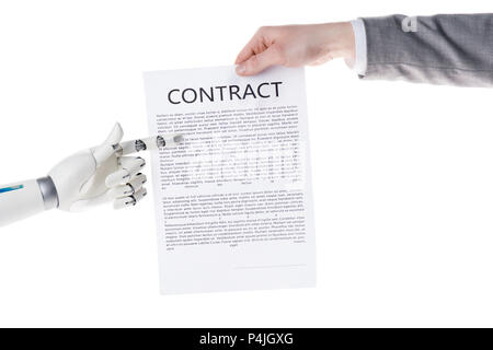 Cropped shot of robot pointant sur contrat d'affaires dans la main de businessman isolated on white Banque D'Images
