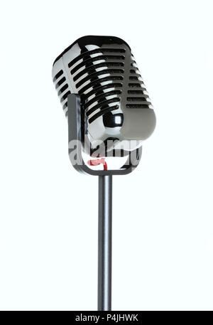 Vintage microphone argent isolé sur fond blanc Banque D'Images