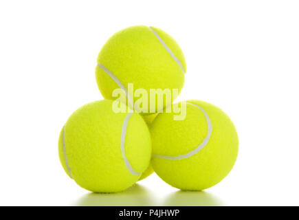 Pile de quatre balles de tennis jaune isolé sur fond blanc Banque D'Images