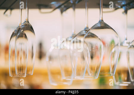 Focus sélectif de nettoyer les verres de vin vide accroché dans comptoir bar Banque D'Images