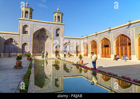 Shiraz, Iran - le 26 mars 2018 : cour intérieure de la mosquée Nasir Ol-Molk, également connue comme la Mosquée Rose Banque D'Images