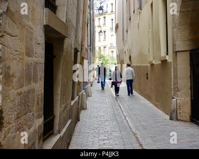 Les gens marcher dans une ruelle très étroite dans le bas marais, Paris, France Banque D'Images