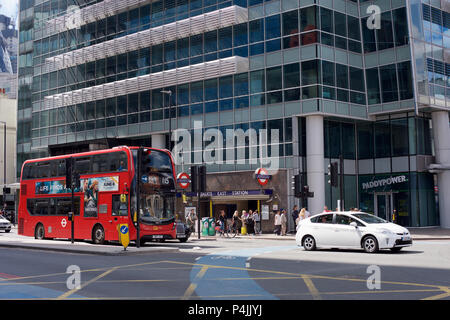 Le relais des capacités et du trafic sur Whitechapel High Street à Londres E1 Banque D'Images